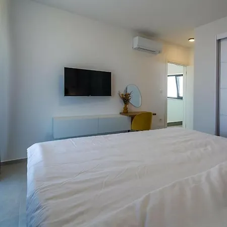 Celi Comfortable Villa Pula