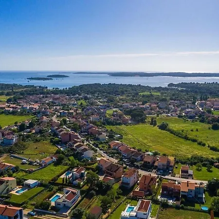 Celi Comfortable Villa Pula
