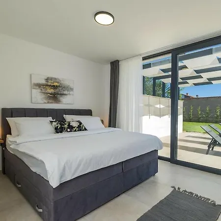 Celi Comfortable Villa Pula