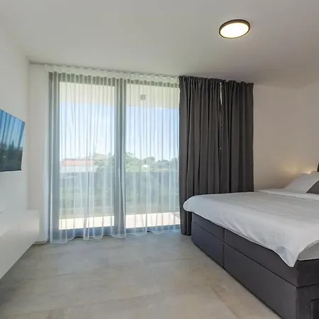 Celi Comfortable Villa Pula